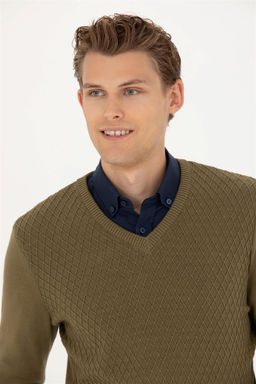 Мужской свитер цвета хаки