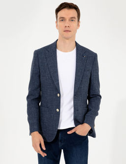 Темно-синяя приталенная куртка