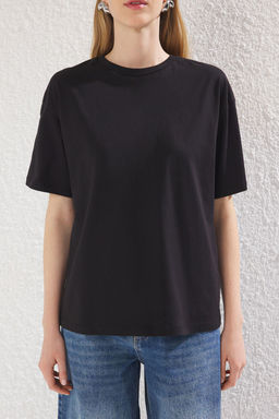 Siyah %100 Kal?n Pamuklu Fermuar Detayl? Relaxed/Rahat Kal?p Orme T-Shirt TWOSS24TS00272