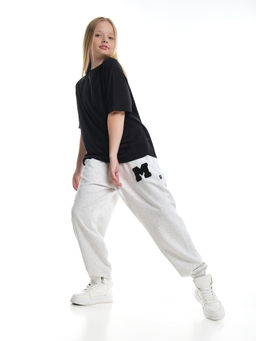 Брюки спортивные с эмблемой 22-7611 светло-серый меланж - Mini maxi фото 42