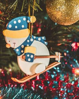 Елочная игрушка - Снеговик на лыжах в колпаке 650-3