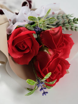 Букет из мыльных лепестков для ванны «Розы в подарочной упаковке», красный, 6.9×13.7×20.5 см