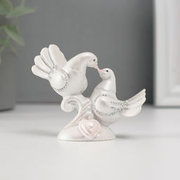 Фигурка полистоун Два голубя, на подставке, 6.3?5.5?2.5 см, МИКС