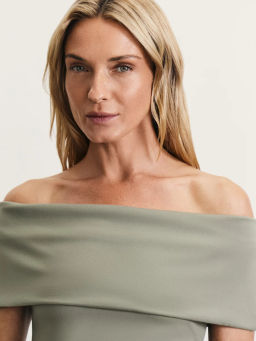 Приталенный топ со спущенными плечами / Zarina  фото 6