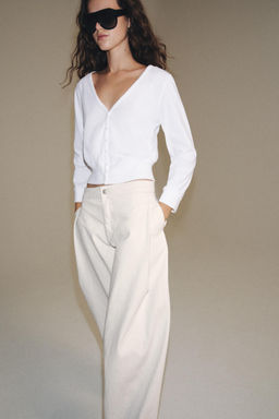 TOP ESCOTE PICO BOTONES / Blanco