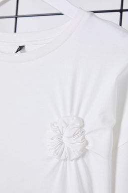 TRENDYOLMILLA Ekru Oversize/Genis Kal?p Cicek Aksesuar Detayl? Orme T-Shirt TWOSS25TS00013