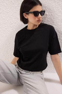 Trendyolmilla Siyah Nak?s Detayl? Regular/Normal Kal?p Crop Orme T-Shirt TWOSS25TS00212 фото 2