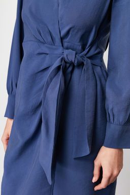 TRENDYOLMILLA Indigo Kruvaze Baglama Detayl? Midi Dokuma Elbise TWOSS24EL00521  фото 6