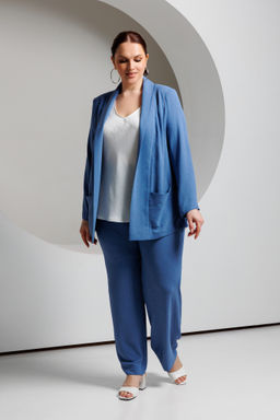 Жакет из плотной шелковистой ткани с жатой фактурой.