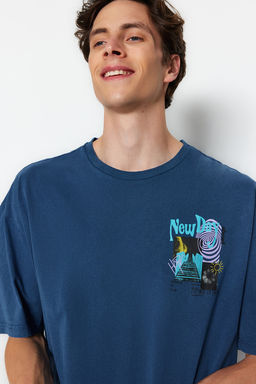 TRENDYOL MAN Indigo Oversize/Genis Kesim Eskitme/Soluk Efekt Mistik Bask?l? %100 Pamuklu T-Shirt TMNSS22TS0838 - Trendyolmilla фото 2