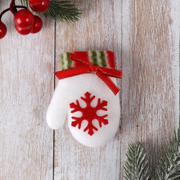 Магнит Варежка со снежинкой 8х6 см, белый