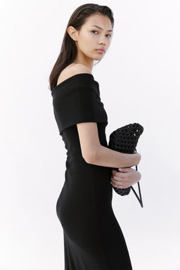 Vestido off-the-shoulder