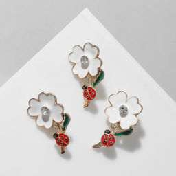 Цена за 12 шт. Брошь «Цветы ромашки с божьей коровкой», разноцветная в золоте