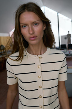 CHAQUETA PUNTO RAYAS MANGA CORTA / rayas - Zara фото 3