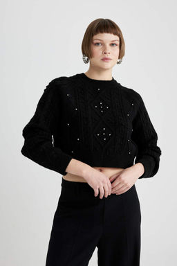 Укороченный свитер с круглым вырезом