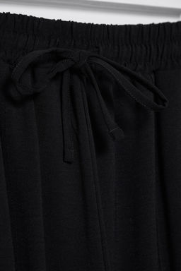 TRENDYOLMILLA Siyah Beli Lastikli Harem/Salvar Rahat Kesim Dokuma Pantolon TWOSS25PL00027
