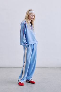SUDADERA CAPUCHA CONTRASTE / Azul claro