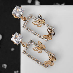 Серьги со стразами Порхай бабочки в прямоугольнике, цвет белый в золоте