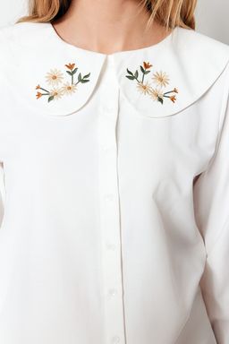 TRENDYOLMILLA Ekru Yakas? Nak?s Detayl? Pamuk Regular Normal Kal?p Dokuma Gomlek TWOSS23GO00009 фото 13