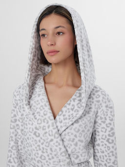 Халат женский флисовый белый с леопардовым принтом - Mark formelle фото 2