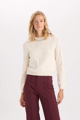 Женский трикотажный свитер обычного кроя с круглым вырезом и жемчугом