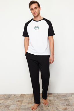 TRENDYOL MAN Siyah Beyaz Bask?l? Reglan Kol Regular Fit Orme Pijama Tak?m? TMNSS24PT00014