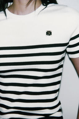 ZARA STRIPED BROOCH T-SHIRT  фото 8