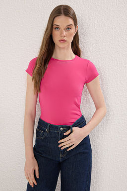 TRENDYOLMILLA Beyaz Poliamid K?sa Kol Bisiklet Yaka Fitted/Vucuda Oturan Orme T-Shirt TWOSS24TS00238