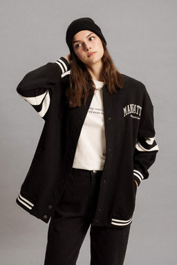 Мягкий пушистый кардиган-бомбер с вышитым воротником колледжа внутри