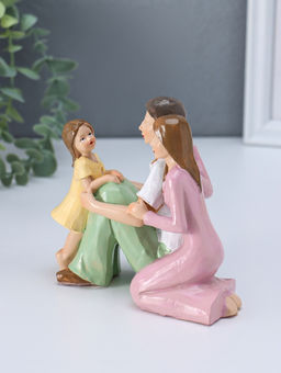 Фигурка полистоун «Молодые родители с дочкой», 7×13×12 см