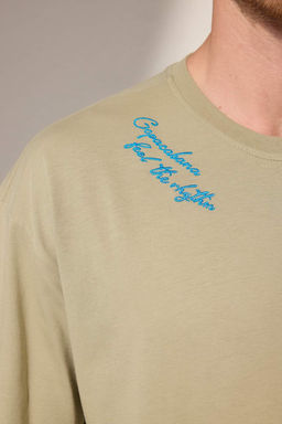 Trendyolmilla Man Mint Oversize/Genis Kesim Tropikal Bask?l? %100 Pamuk T-Shirt TMNSS25TS00218