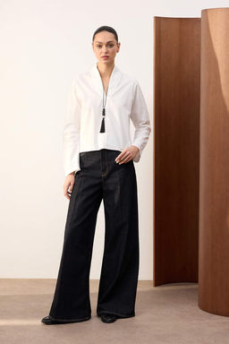 Trendyolmilla Wardrobe Essentials  Beyaz V Yaka Dokuma Bluz | TWOSS26BZ00091