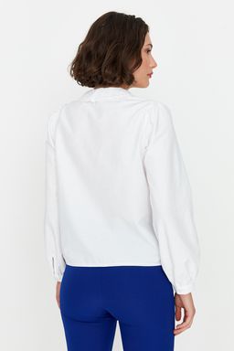 TRENDYOLMILLA Beyaz Yakas? Islemeli Nak?s Detayl? Regular Normal Kal?p Pamuklu Dokuma Gomlek TWOAW21GO0005  фото 10
