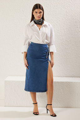 TRENDYOLMILLA Mavi Y?rtmacl? Kemer Aksesuarl? Yuksek Bel Midi Denim Etek TWOSS25ET00020  фото 2