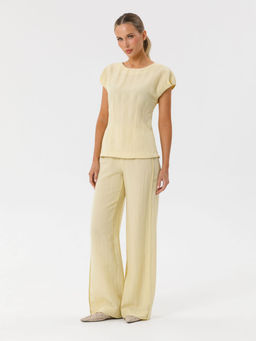 Блузка со спущенным плечом