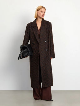 EMKA / Пальто с узором выполнено из сухой шерсти