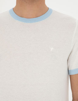 Белая приталенная трикотажная футболка с круглым вырезом