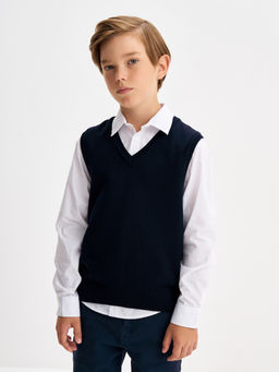 Темно-синий вязаный жилет для мальчика