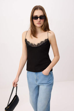 Siyah Duz Regular V Yaka Ince Ask?l? Kolsuz Dantel Detayl? Interlok Orme Bluz TWOSS26BZ00669