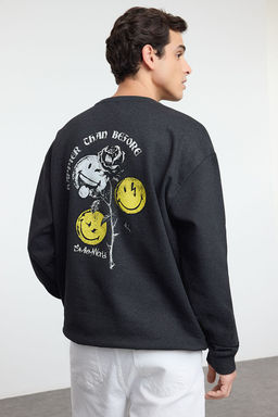 TRENDYOL MAN Un?sex Antrasit Oversize/Genis Kesim Smiley Orijinal Lisansl? S?rt Bask?l? Sweatshirt TMNAW25SW00132