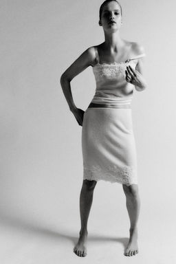 KNIT TOP WITH LACE EMBROIDERY