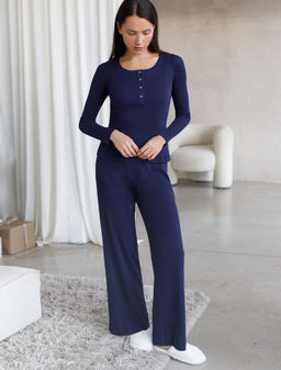 Прямые брюки с поясом на резинке из фактурного трикотажа в рубчик - Vilatte фото 4