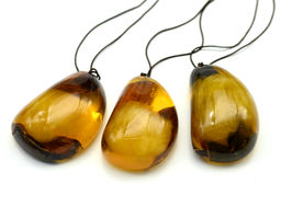 Кулон из янтаря искусственного с деревянными вставками капля 40*60мм цв.карамельный