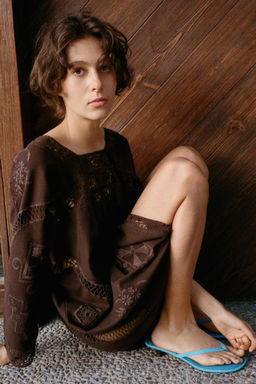 VESTIDO CANVAS BORDADOS CALADOS / Marr?n