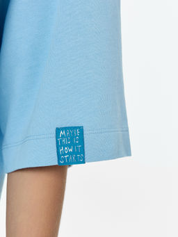 Футболка женская голубая с надписью Быть ошибкой - Mark formelle фото 5