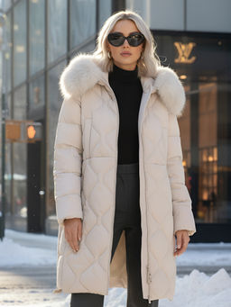 Пальто зимнее утепленное с мехом и капюшоном тренд бежевого цвета 7753B - Visdeer фото 23