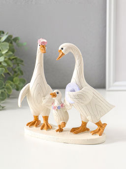Сувенир полистоун "Семейство лапчатых гусей, с цветочными венками" 16,5 см
