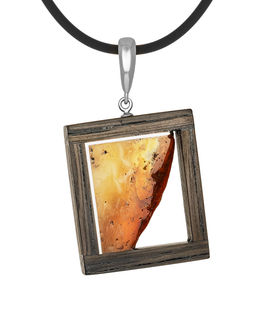 Необычная подвеска из натурального янтаря и дерева Индонезия