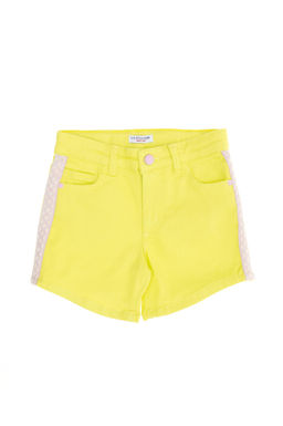 Девушка в неоново-желтых бермудских шортах