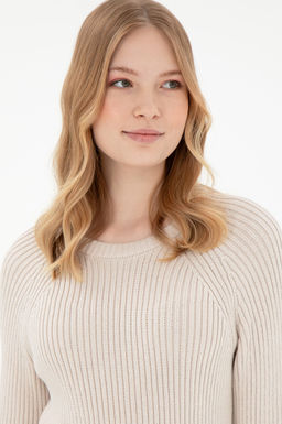 Женский кремовый свитер с круглым вырезом Неожиданная скидка в корзине